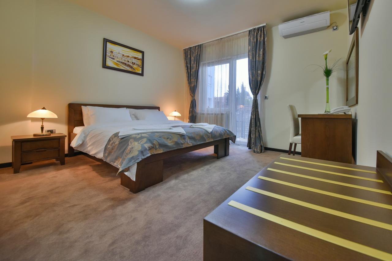 Garni Hotel Central Lux Kragujevac Exterior foto